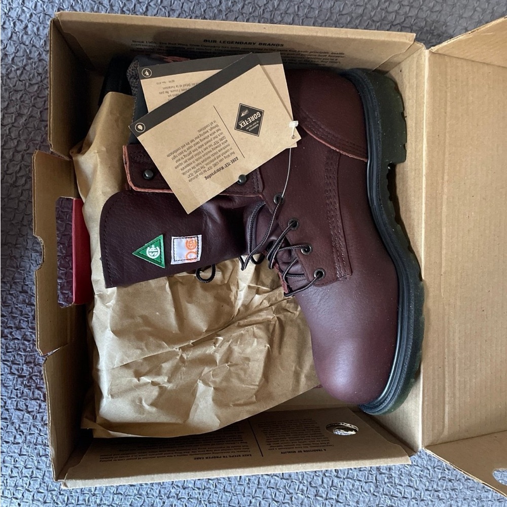 ::SOLD:: Red Wing Size 9.5 NWT & Org. Box  2412